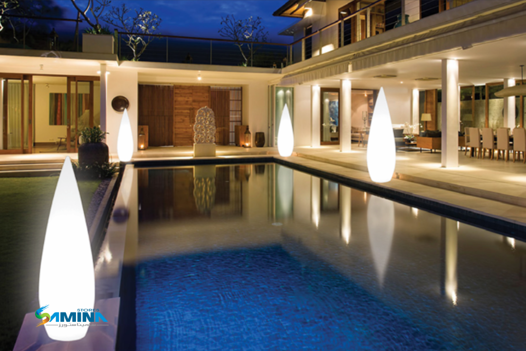 عمود ديكور مضيء CANDELA مصنوع من بولي إيثيلين عالي النقاء، مقاوم للعوامل الجوية، مثالي لإضاءة وتزيين المساحات الداخلية والخارجية.