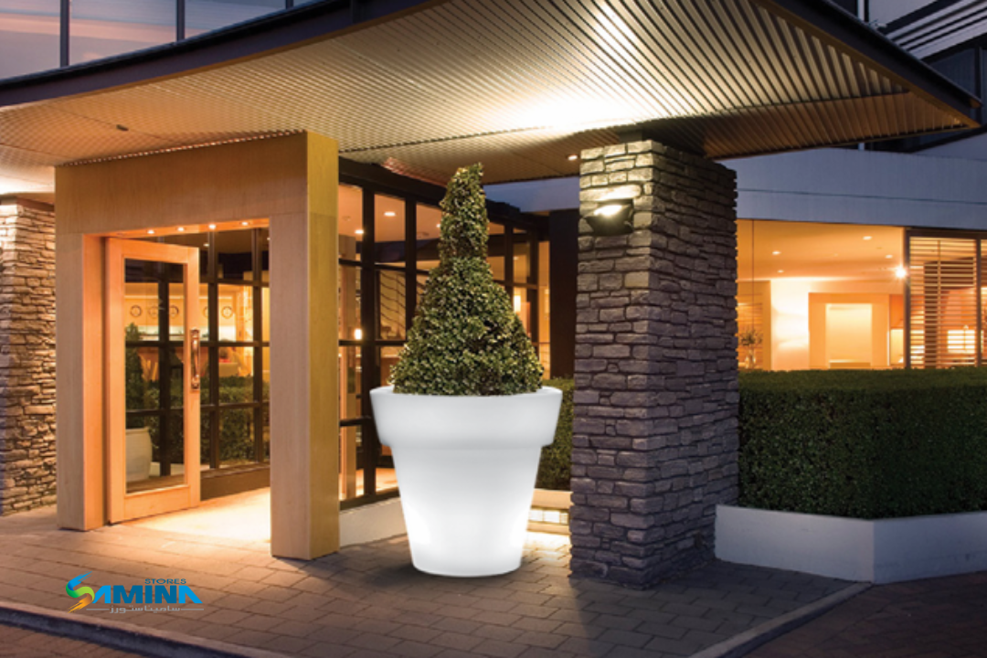 احواض نباتات  مضيئه Rotonda - Illuminata من Kenzi Botanics هو حوض ديكوري فاخر مصنوع من خامة
والتي توفر مزيجًا مثاليًا من المتانة، خفة الوزن، والعمر الافتراضي الطويل.